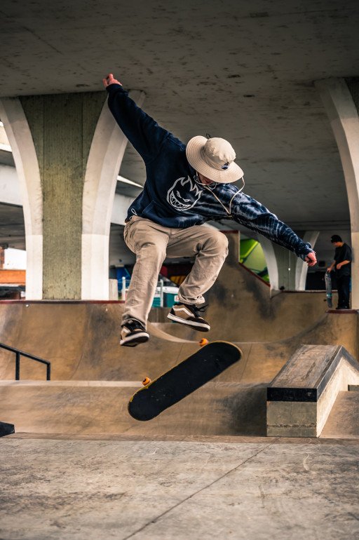 Unraveling the Thrills of Skateboarding: A Comprehensive Guide to Skate Cons
